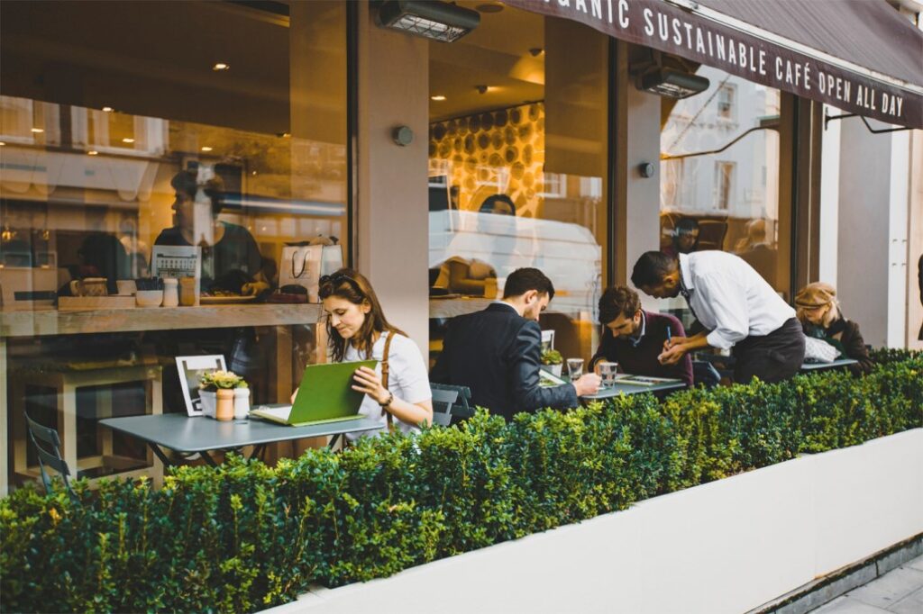 Clientes en restaurante sostenible