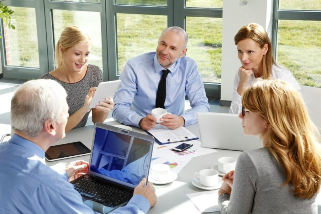 Reunión de trabajo en la que se ve representada la competencia intercultural en el trabajo