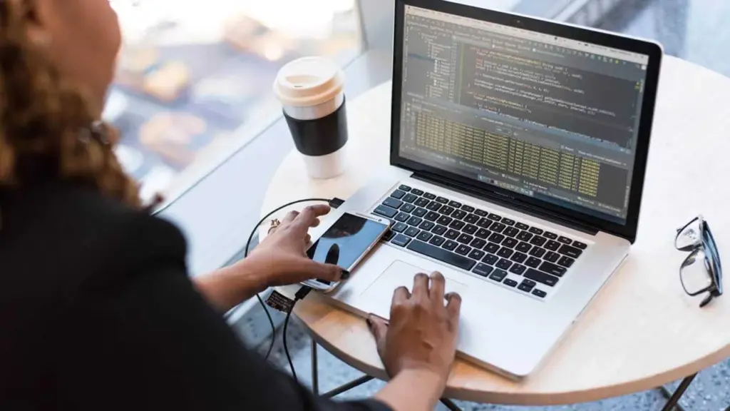 Hay un montón de cursos de desarrollo web en España que no son necesariamente bootcamps, ni tienen su precio.
