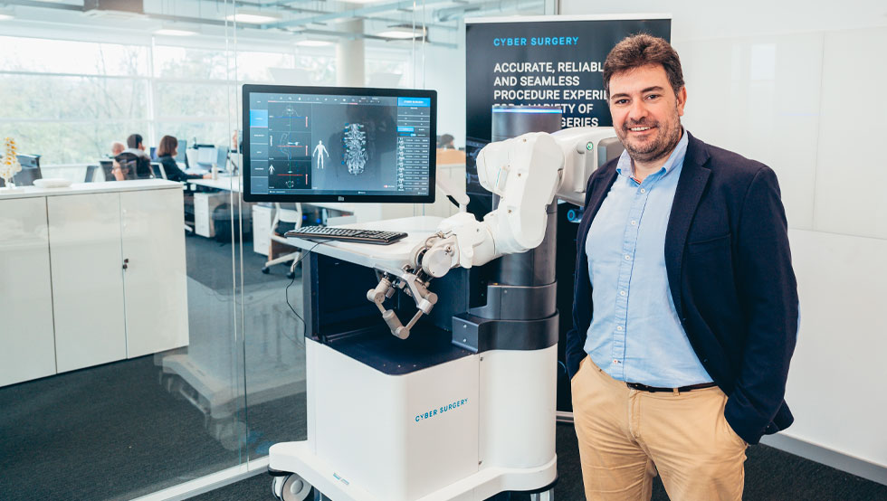 Presentación de Cyber Surgery que desarrolla el primer robot quirúrgico vasco en llegar a los hospitales. Ingenieros robótica Euskadi y empleos industria 4.0.