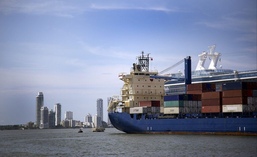 Carguero llegando a puerto