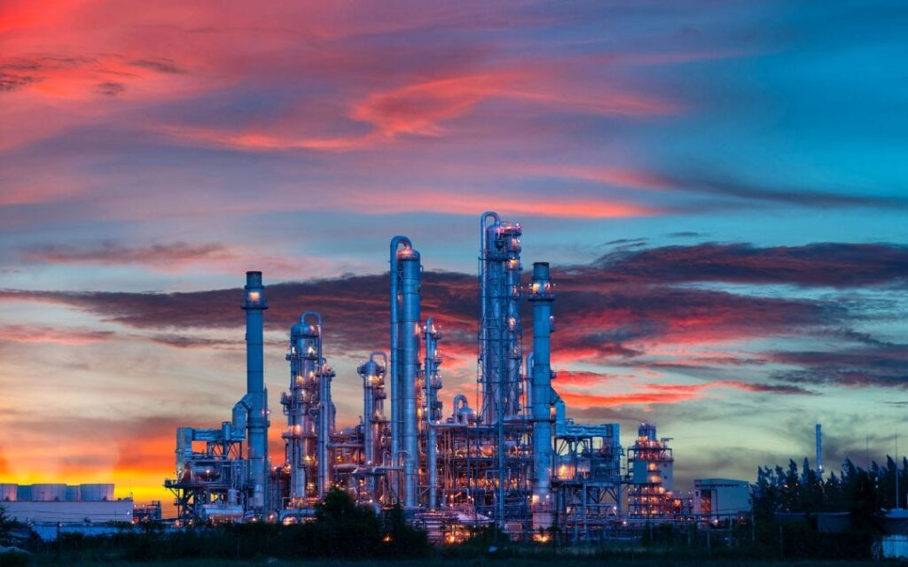 La planta petroquímica es el típico lugar en que uno imagina a un ingeniero químico trabajando