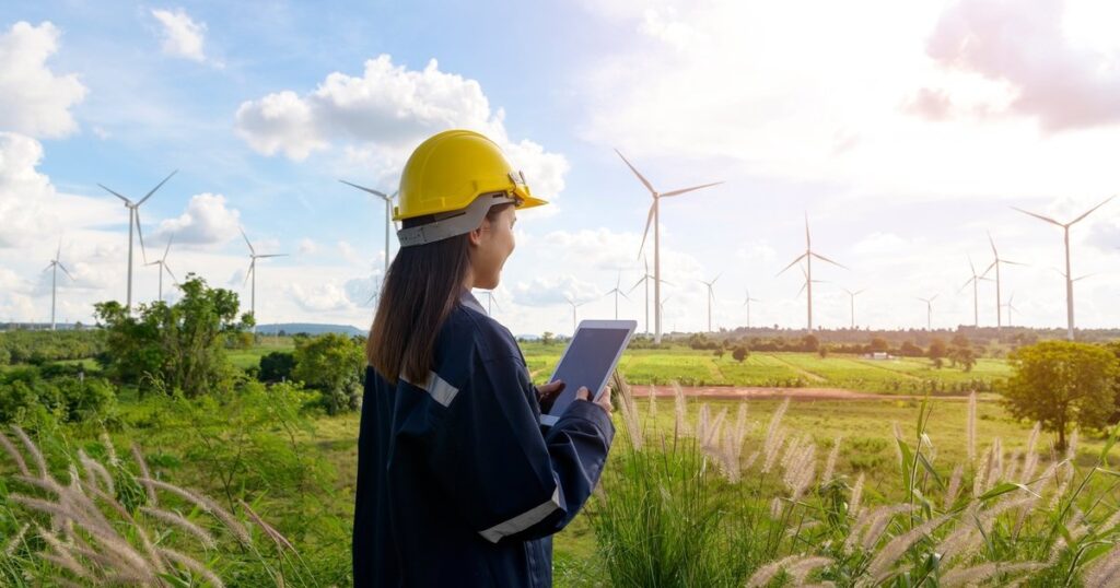 Profesionales medioambientales entre los que se encuentra el gestor de huella de carbono