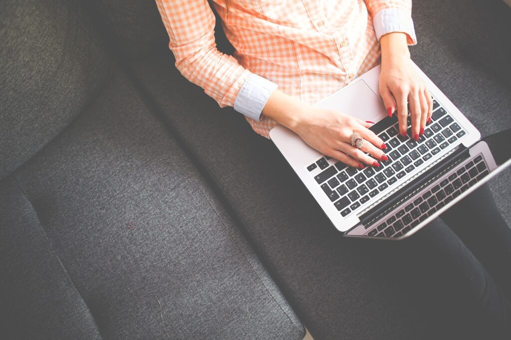 Mujer escribiendo la carta de motivación para máster