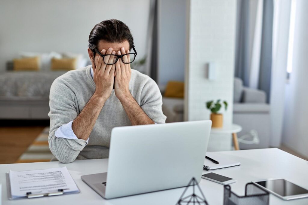 Profesional reflexionando sobre fracaso laboral como oportunidad de aprendizaje en entorno de oficina
