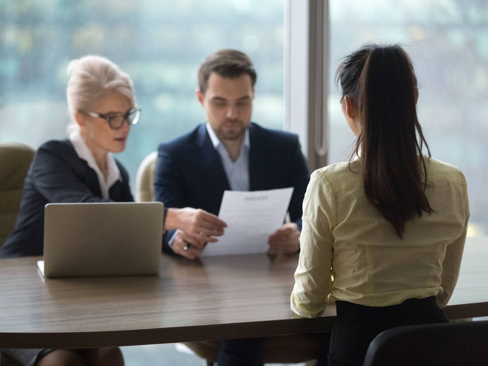 Filtros de selección de personal en el CV, dicho de otra manera, criterios de selección ofertas de trabajo. Una persona es evaluada por dos reclutadores en la fotogradía