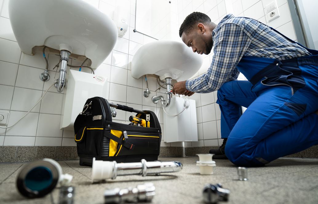 Fontanero profesional trabajando