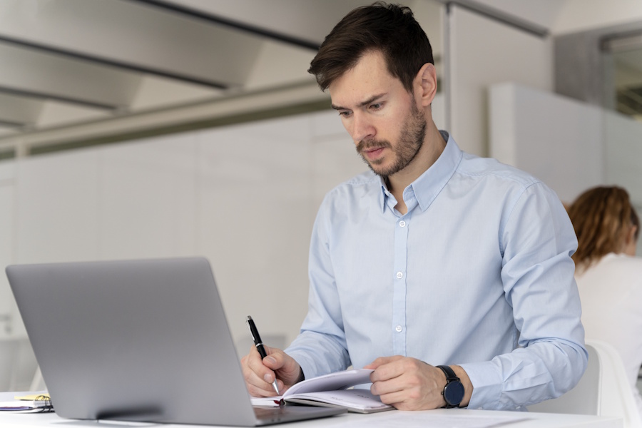 Profesional demostrando resiliencia ante fracasos laborales para fortalecer su desarrollo de carrera